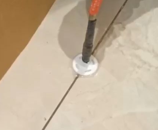 镶黄旗瓷砖空鼓维修公司专业解答瓷砖在铺贴过程中，如果没有涂抹均匀到位的粘结材料（如水泥砂浆或瓷砖胶），可能会导致以下问题